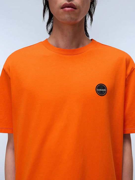 t-shirt-napapijri-s-badge-da-uomo-arancione