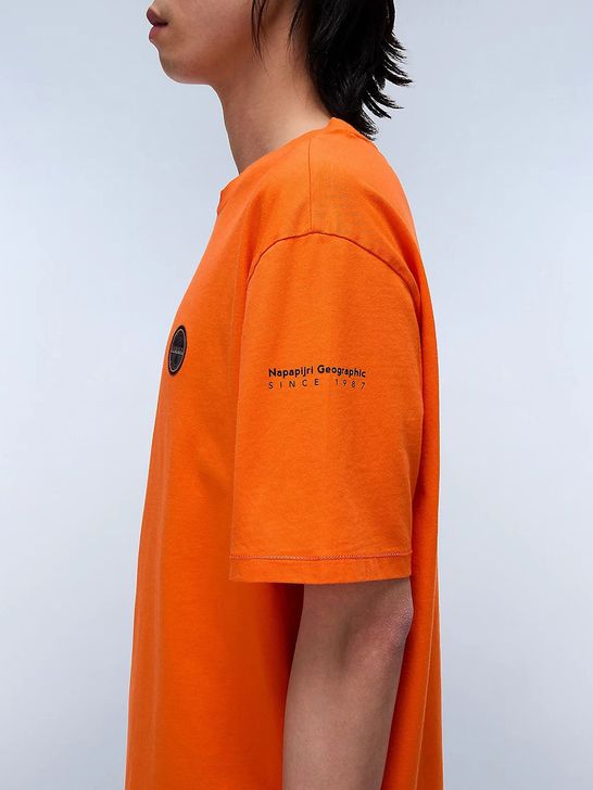 t-shirt-napapijri-s-badge-da-uomo-arancione